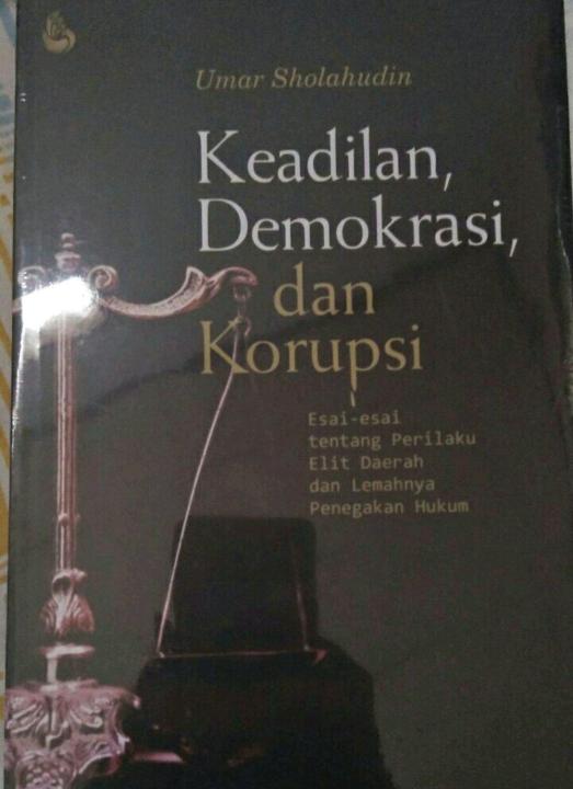 Cover KEADILAN, DEMOKRASI, DAN KORUPSI :  ESAI-ESAI TENTANG PERILAKU ELIT DAERAH DAN LEMAHNYA PENEGAKAN HUKUM / UMAR